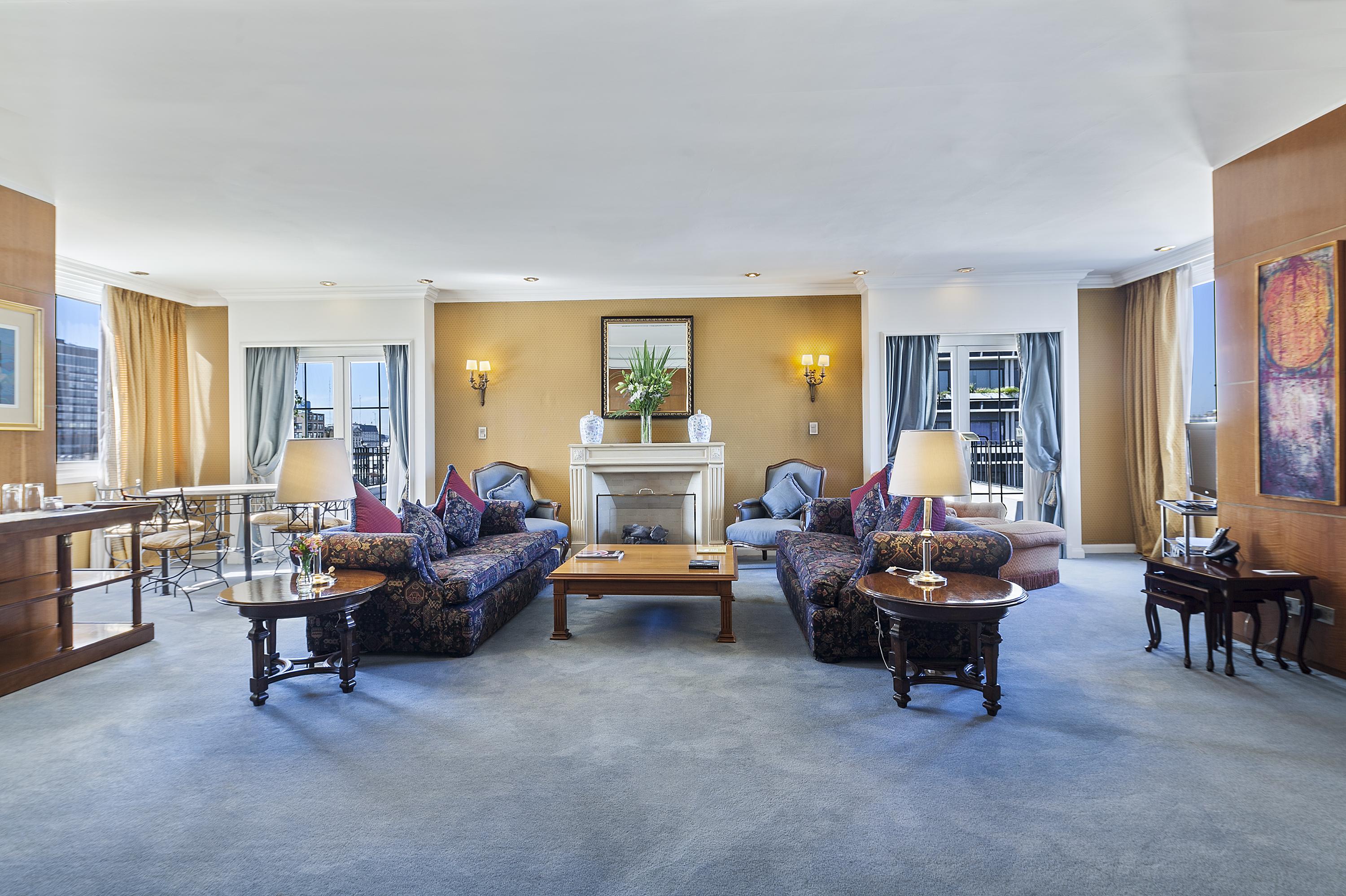 Claridge Hotel Buenos Aires Eksteriør billede The living room of a suite at the Waldorf Astoria Berlin