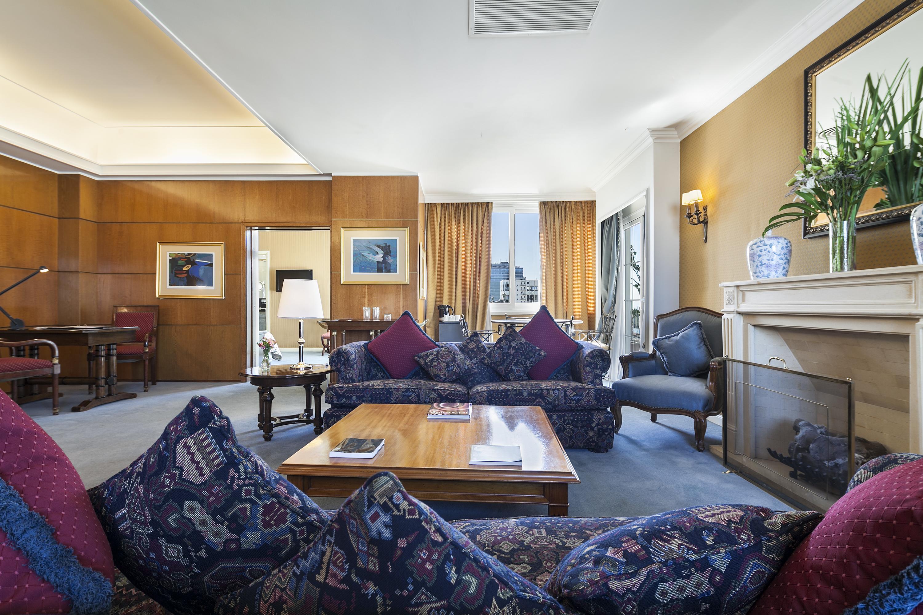 Claridge Hotel Buenos Aires Eksteriør billede The living room of a suite at the hotel