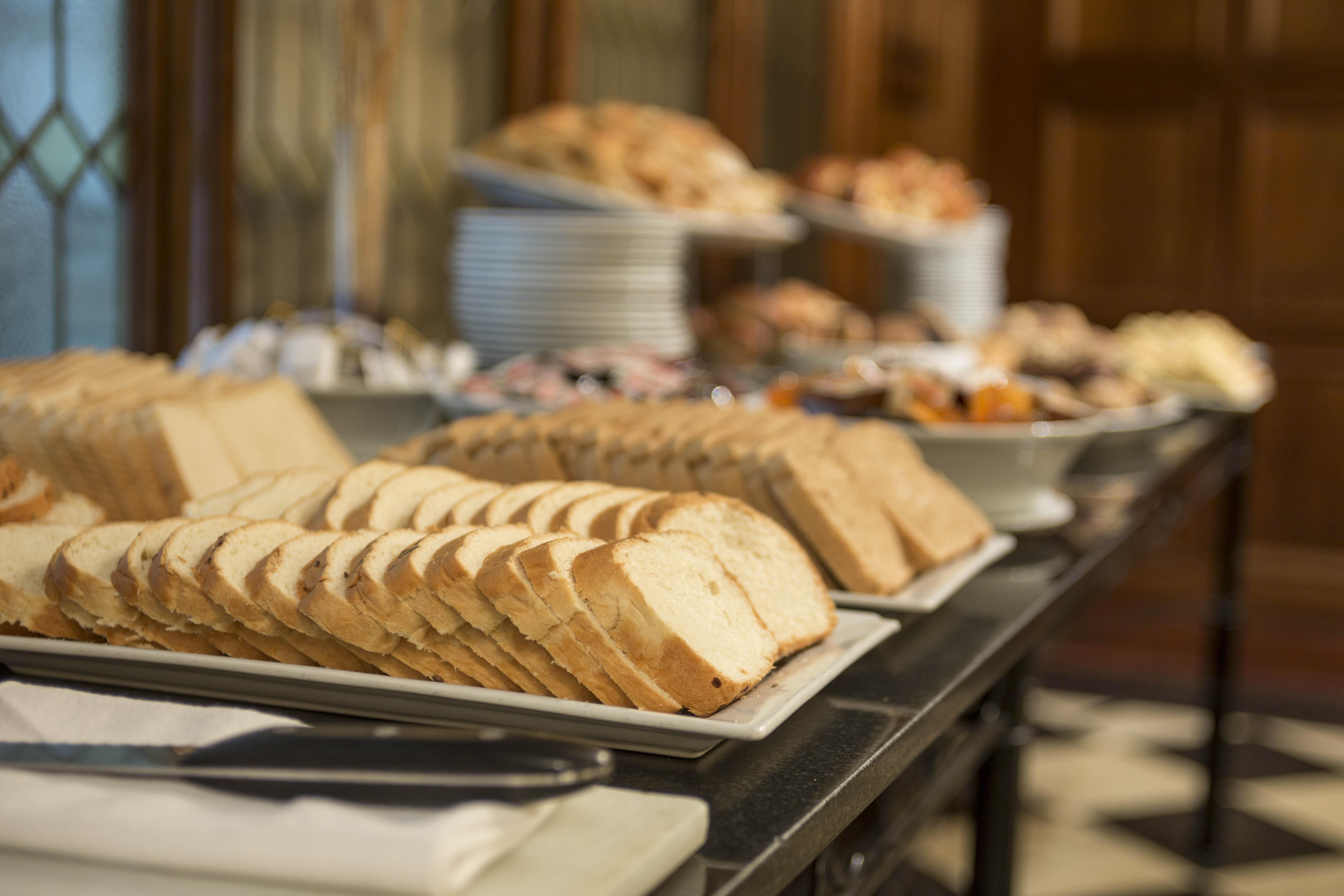 Claridge Hotel Buenos Aires Eksteriør billede A selection of bread at a buffet