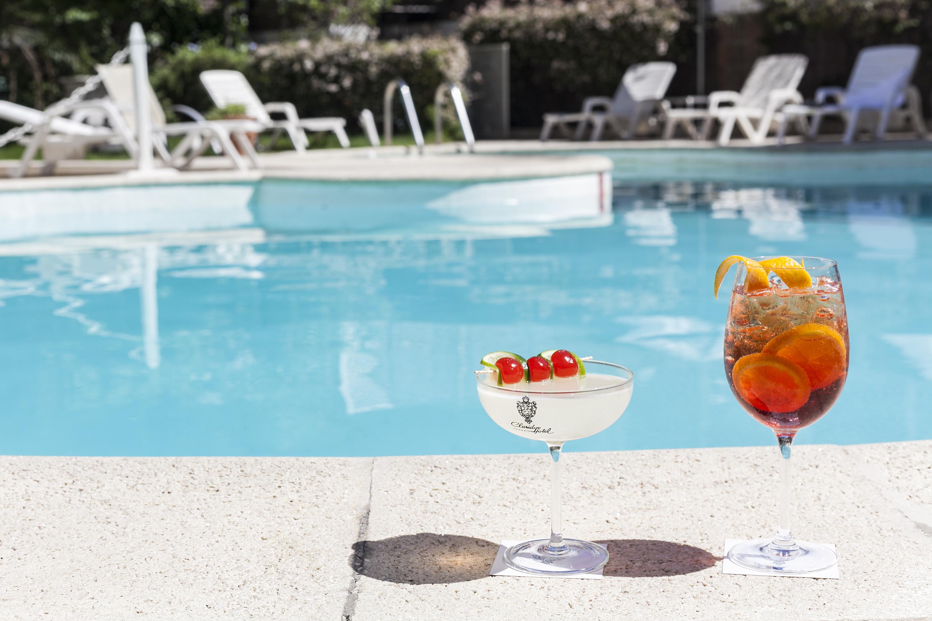 Claridge Hotel Buenos Aires Eksteriør billede A poolside cocktail