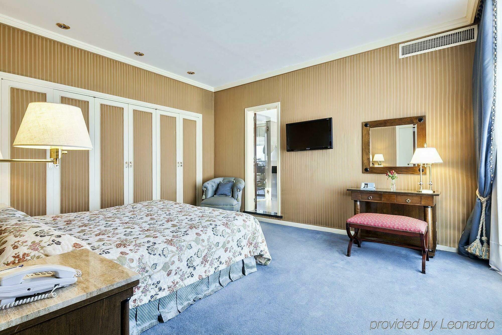 Claridge Hotel Buenos Aires Eksteriør billede A bedroom at the hotel
